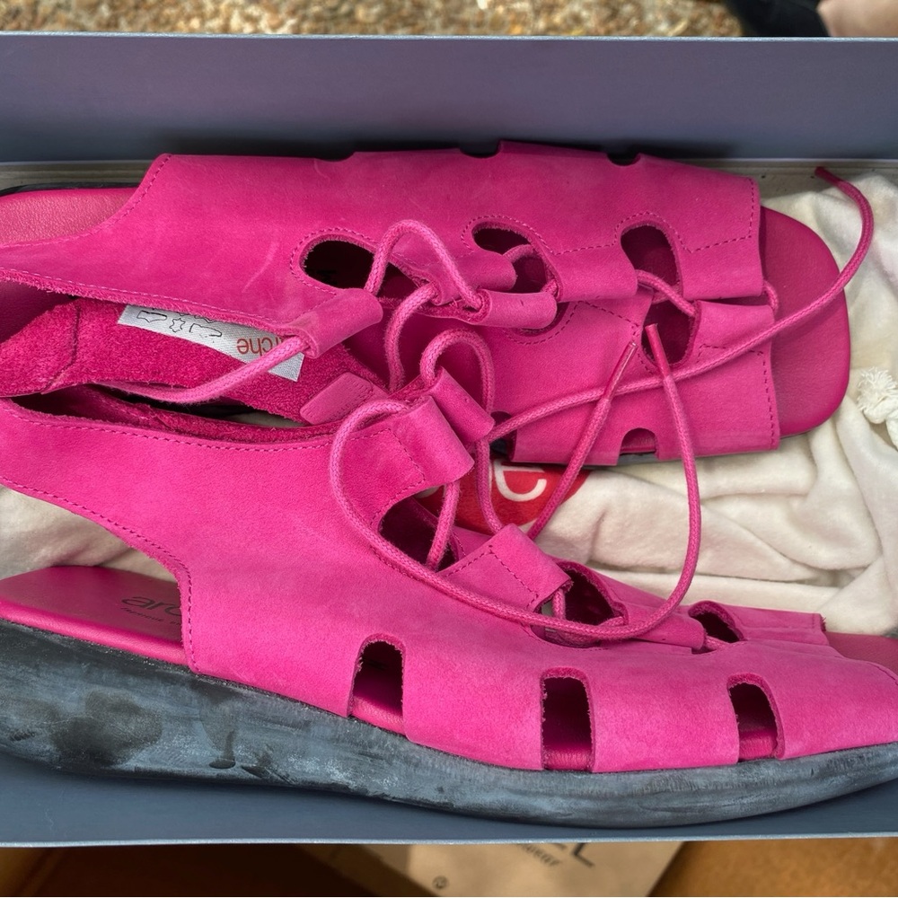 Arche Fuchsia Suede Women's Sandals